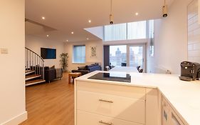 City Centre Apartment With Free Secure Underground Parking